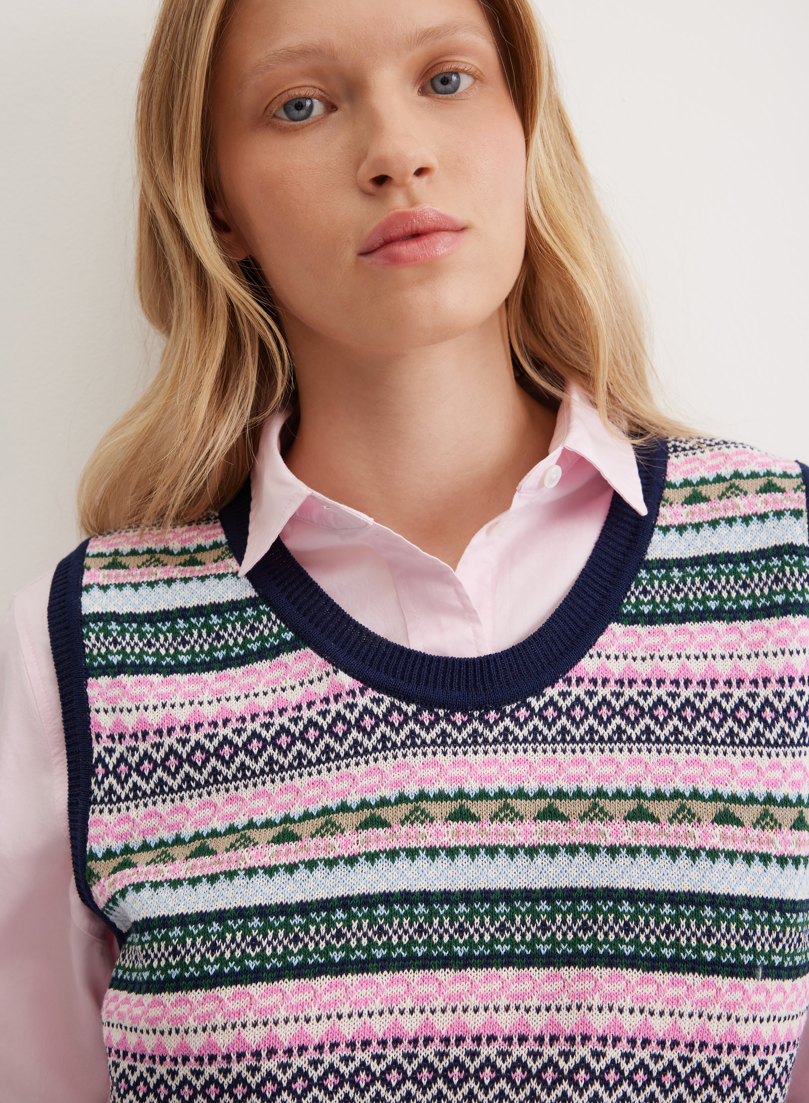 Жилет с разноцветным принтом и круглой горловиной - основное изображение товара