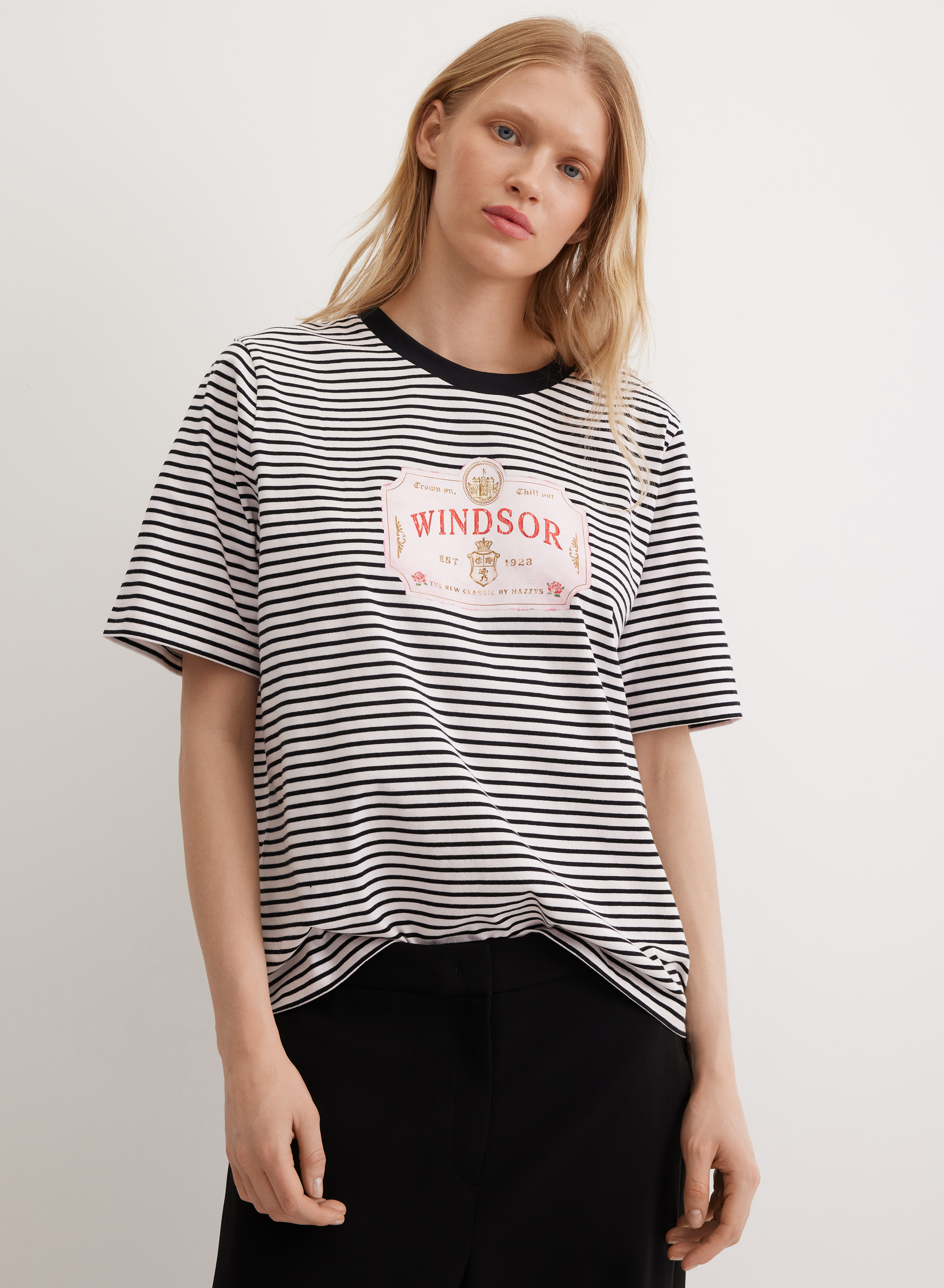 Футболка прямого кроя в полоску с дизайнерским рисунком  - основное изображение товара